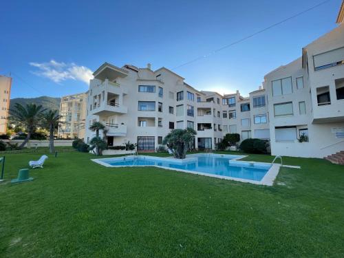 duży budynek apartamentowy z basenem na dziedzińcu w obiekcie Appartement Albimar w mieście Albir