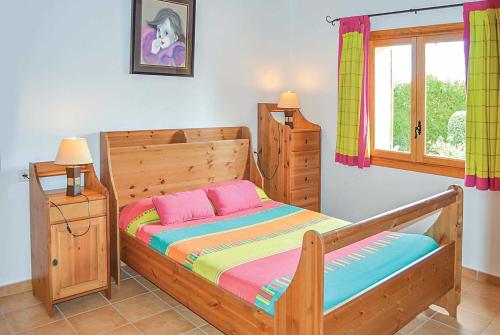 アルクーディアにあるCa Na Malanyonaのベッドルーム1室(木製ベッド1台、窓付)