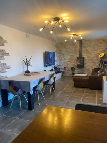 une salle à manger avec une table et un canapé dans l'établissement Villa Ghjuvan - Sea, Mountain & Spa, à Peri