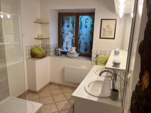 La salle de bains est pourvue d'un lavabo et d'une douche. dans l'établissement Le Clos Saint Fiacre, à Carentoir
