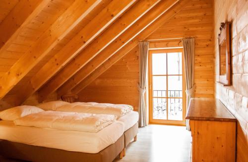 um quarto com 3 camas num sótão em Vakantiehuis Luxe Blokhuis B em Willingen