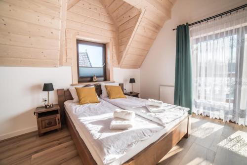 Postel nebo postele na pokoji v ubytování Zbyrcoki - Domki w Górach