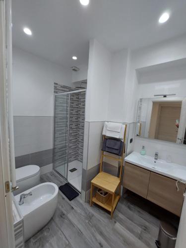 uma casa de banho com uma banheira, um lavatório e um WC. em Casa Bumbunin, vicino al centro e al Politecnico em Turim