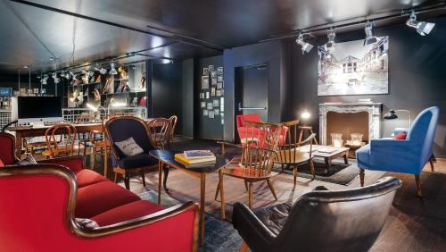 uma sala de estar com mobiliário e uma lareira em Ruby Sofie Hotel Vienna em Viena