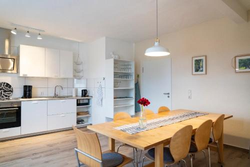 a kitchen and dining room with a wooden table and chairs at Harzquartier in Friedrichsbrunn