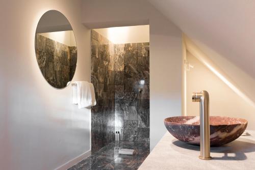 Kúpeľňa v ubytovaní Kai 36 - Hotel zwischen Fels und Fluss