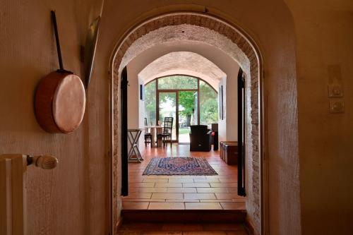 an archway leading into a hallway with a dining room at Bastide Beaudinard in Aubagne
