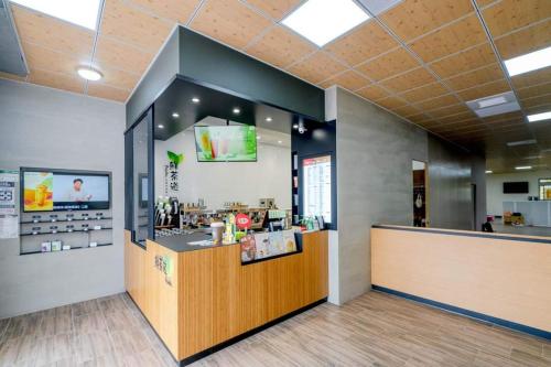 ein Restaurant mit einer Theke in einem Zimmer in der Unterkunft 湯姆熊休閒會館 in T'ien-liao