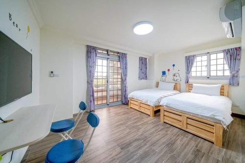 Ein Bett oder Betten in einem Zimmer der Unterkunft 湯姆熊休閒會館