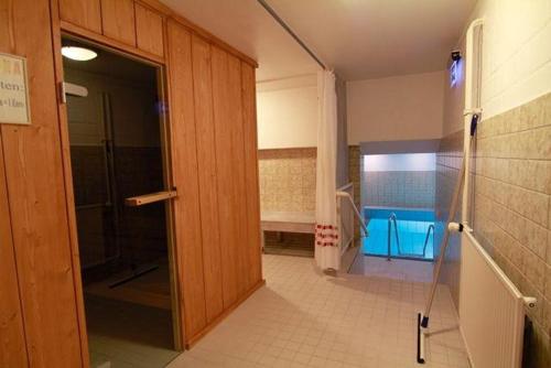 ヴェスターラントにあるSylter-Flunderのバスルーム(シャワー、ガラスドア付)
