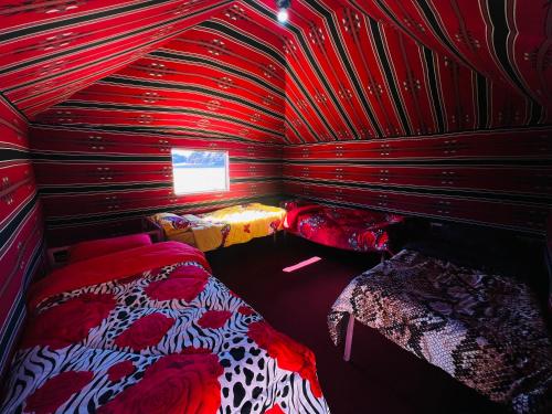 Voodi või voodid majutusasutuse Wadi Rum Magic Nature Camp toas
