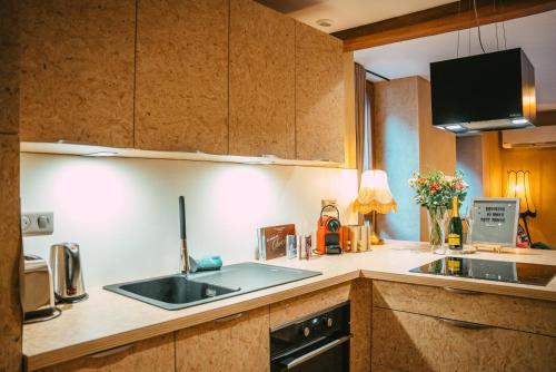 Dapur atau dapur kecil di Le Grand Petit Prince - Domaine de Charme - Jacuzzis privatifs