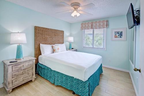 Giường trong phòng chung tại New Smyrna Waves by Exploria Resorts