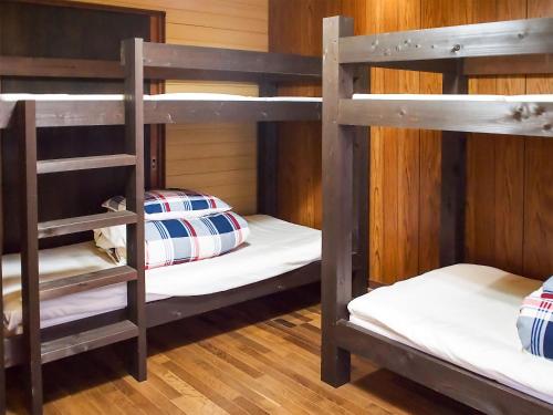 a couple of bunk beds in a room at Shingu Guest House 奏 in Shingu
