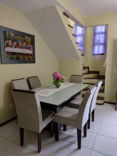 a dining room with a table and chairs at Chalé para temporada no Centro de Guaramiranga in Guaramiranga