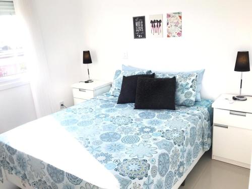 1 dormitorio con 1 cama con edredón azul en Buenos Aires 605, en Osório