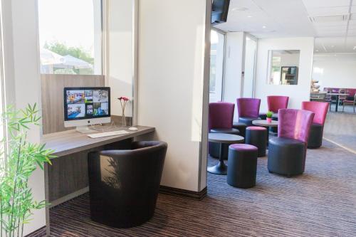 Телевизор и/или развлекательный центр в Best Western Hotel Le Bordeaux Sud