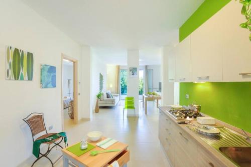 Kuchyň nebo kuchyňský kout v ubytování La Natura, spazioso appartamento in villa