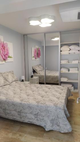 Un pat sau paturi într-o cameră la Aurora House Duplex