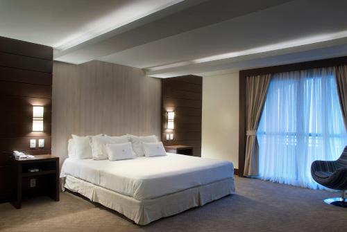 Cama ou camas em um quarto em Master Gramado Hotel - Próximo da Rua Torta com Espaço Kids Incrível