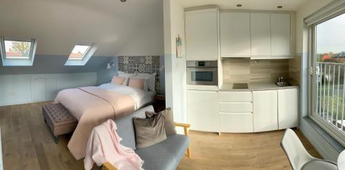 1 dormitorio pequeño con 1 cama y cocina en LUX Studio Loft en Londres