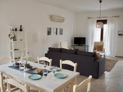 sala de estar con mesa y sofá en Villa Filia en Gennadi