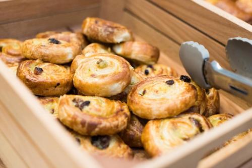 a box of pastries with a knife and a box at Hotel de la Terrasse in Berck-sur-Mer