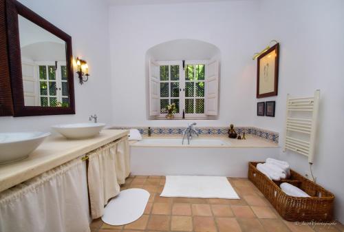マルベーリャにあるSpacious Andalusian-inspired Villa with Scenic Viewsの白いバスルーム(シンク2台、バスタブ付)