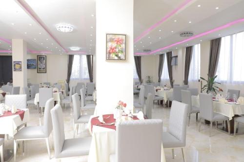 A restaurant or other place to eat at Roseau Hotel And Spa