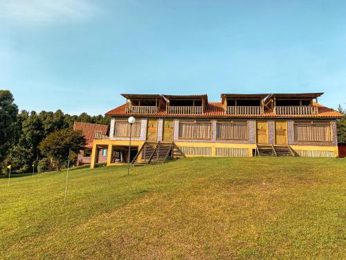 El edificio en el que está la casa vacacional