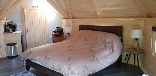 เตียงในห้องที่ Unique luxury cabin