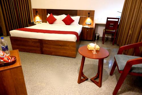 En eller flere senger på et rom på Hotel Thamburu International