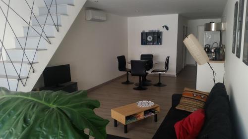 ein Wohnzimmer mit einem Sofa und einem Tisch in der Unterkunft TIBOU PLAGE in Marseille