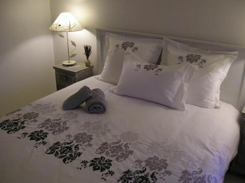 アンティーブにあるAntibes Breguieresのベッド(白いシーツ、枕、ランプ付)