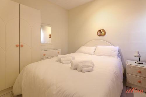 Krevet ili kreveti u jedinici u okviru objekta Seaside Apt with Side Sea Views - New