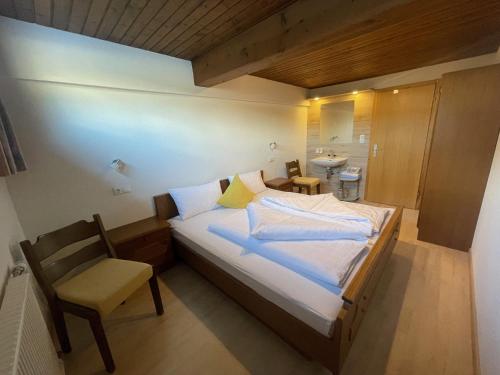 Säng eller sängar i ett rum på Ferienwohnungen Haus Bergflora