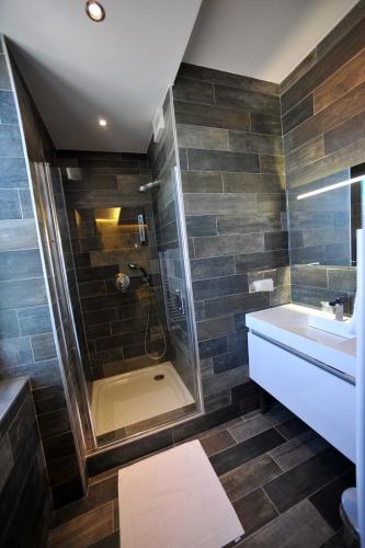 a bathroom with a shower and a sink at Nota Bene in Montceau-les-Mines
