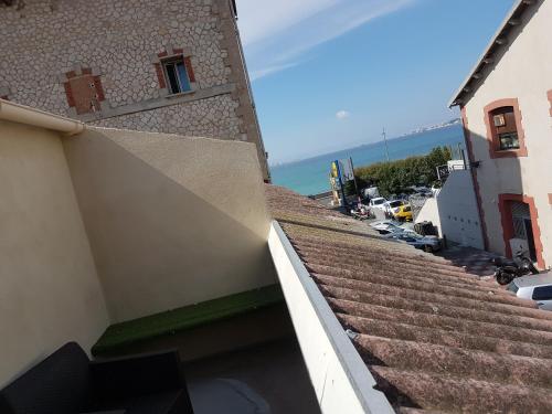 Aussicht vom Dach eines Gebäudes mit Treppen in der Unterkunft TIBOU PLAGE in Marseille