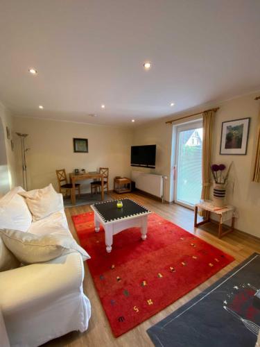 un soggiorno con un divano e un tavolo di App 3 a List