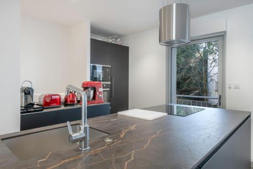 une cuisine avec un évier et un plan de travail dans l'établissement Belle maison à 450m de la plage de la Baule, à La Baule