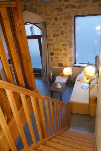 Habitación pequeña con cama y escalera en Consulat Figeac, en Figeac