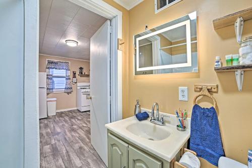 un baño con lavabo y espejo en Quaint Frederic Home Ski, Boat and Hike Nearby, en Frederic