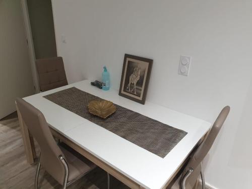 een witte tafel met een servet erop bij Appartement COSY et chaleureux in Lons-le-Saunier