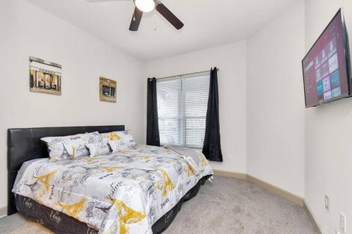 Postel nebo postele na pokoji v ubytování Stylish Open Concept Apt with King Bed, walking distance from NRG Texans Stadium, 1 mile to Med Center, Free Parking