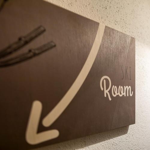 a sign for a room with a clock on a wall at Cachettes in La Salle