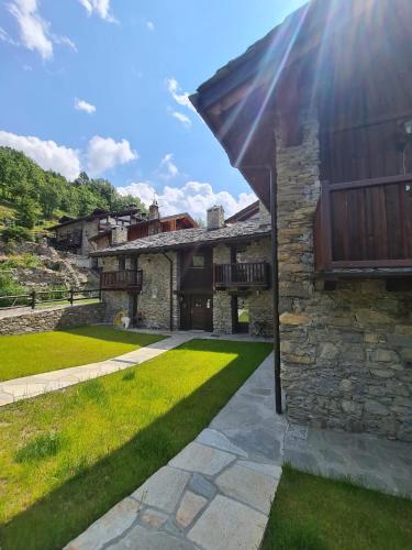 an exterior view of a house with a stone building at Cachettes in La Salle