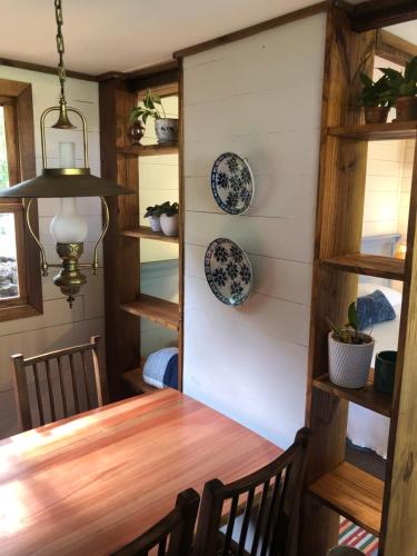 a dining room with a table and plates on the wall at Cabana Mirim Estalagem Rural in Gramado