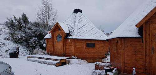 una cabina in legno con neve sul tetto di Unique luxury cabin 2 a Inverness