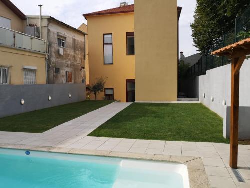a backyard with a swimming pool and a house at OPORTO WINE LOFTS in Vila Nova de Gaia