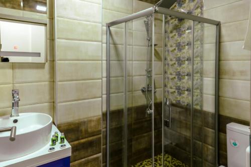a bathroom with a shower and a sink at Verdisso Hotel & Restaurant in Demir Kapija